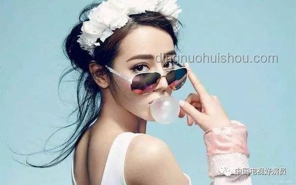 “本子传递”现象解析：谁给迪丽热巴张凌赫递本子就当为了我